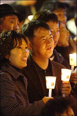 29일 촛불시위에 참가해 어린이들의 귀여운 율동공연을 보며 즐거워하는 시민들. 